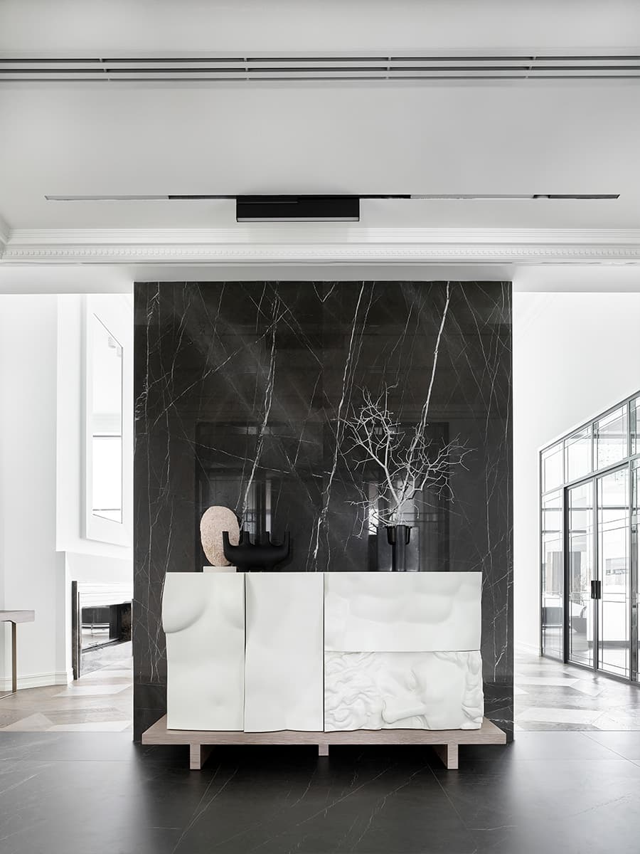 Натуральный камень в светлом и воздушном интерьере просторной виллы — проект дизайн-студии ARTHALL