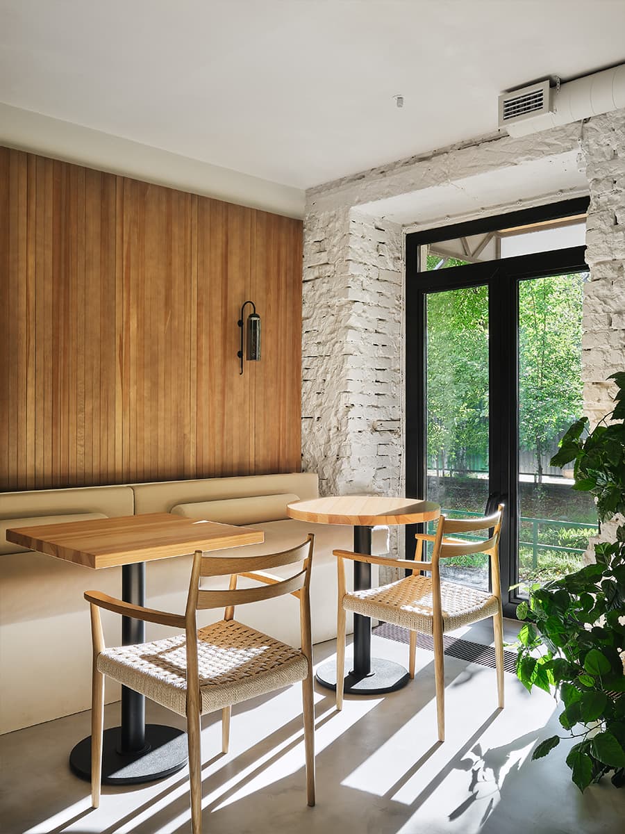 Теплый интерьер кондитерской с уютной зоной посадки — проект Валентины Агекиной