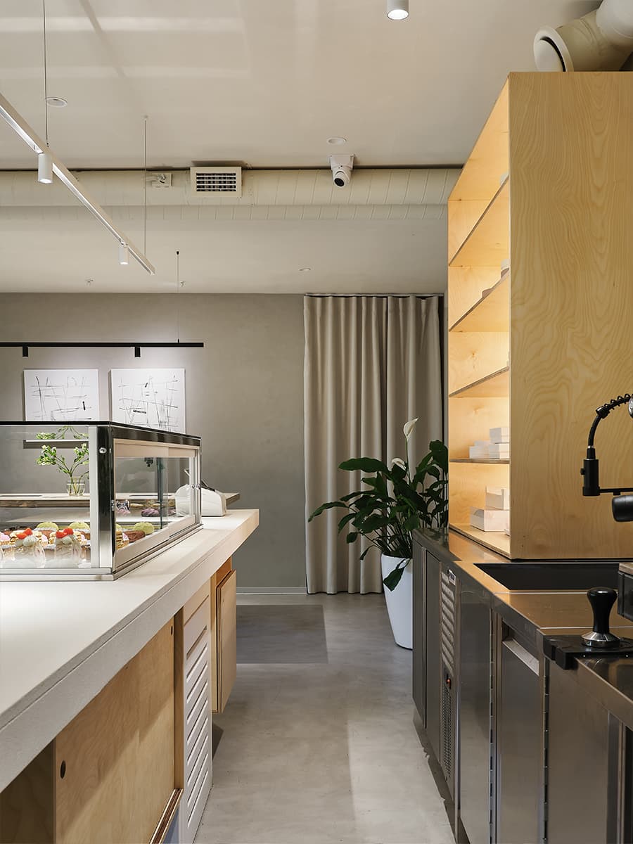 Теплый интерьер кондитерской с уютной зоной посадки — проект Валентины Агекиной