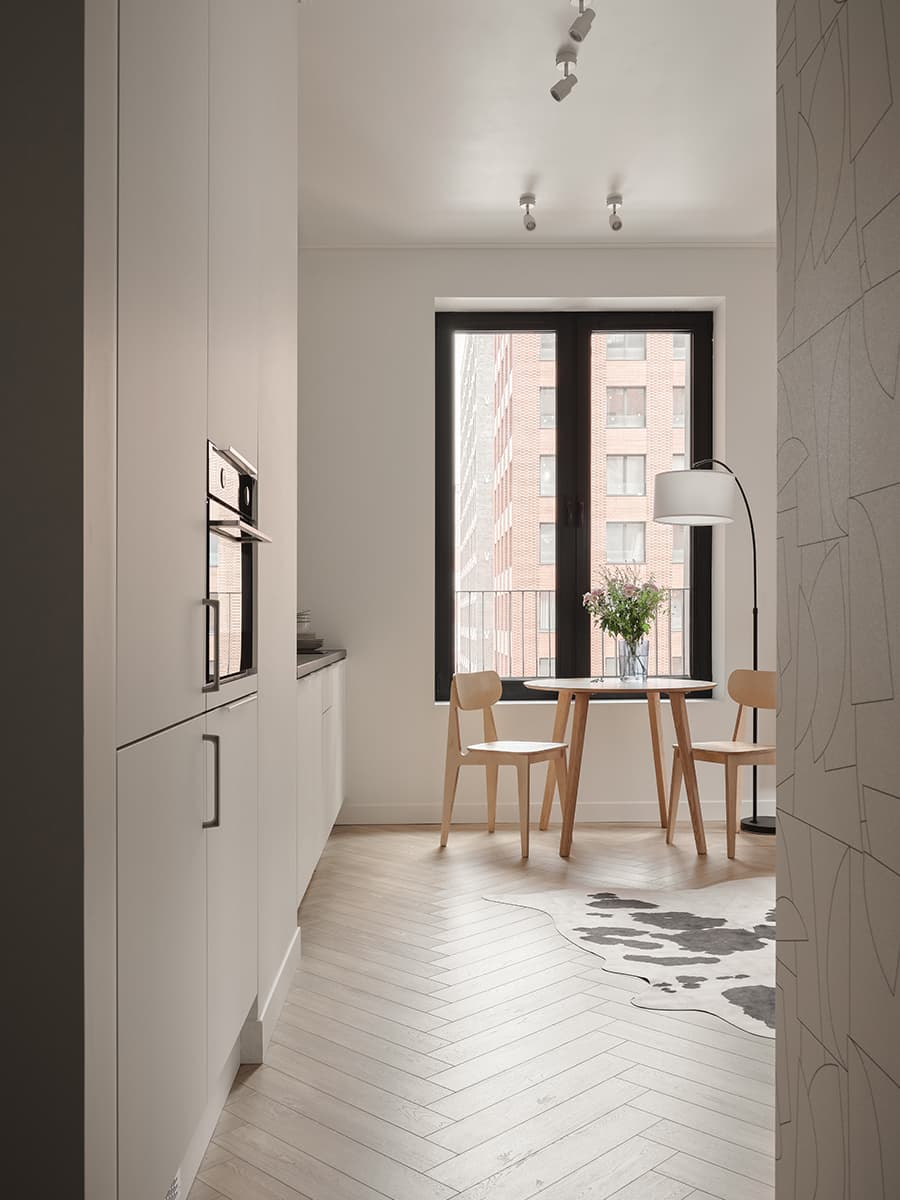 Светлый интерьер небольшой квартиры с ироничным декором — проект Зои Закалюжной