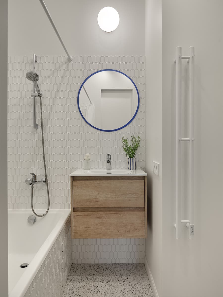 Светлый интерьер небольшой квартиры с ироничным декором — проект Зои Закалюжной