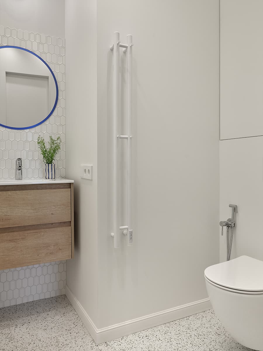 Светлый интерьер небольшой квартиры с ироничным декором — проект Зои Закалюжной