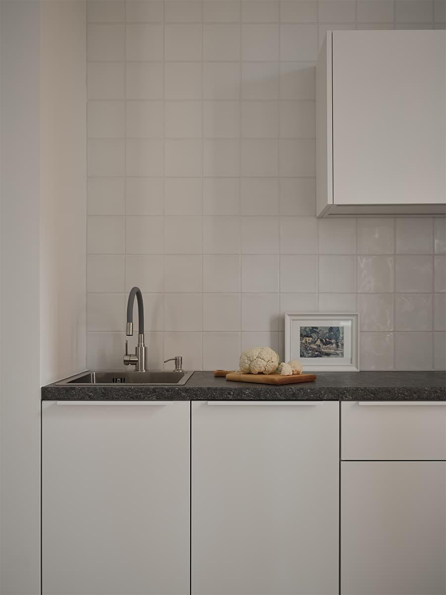 Светлый интерьер небольшой квартиры с ироничным декором — проект Зои Закалюжной