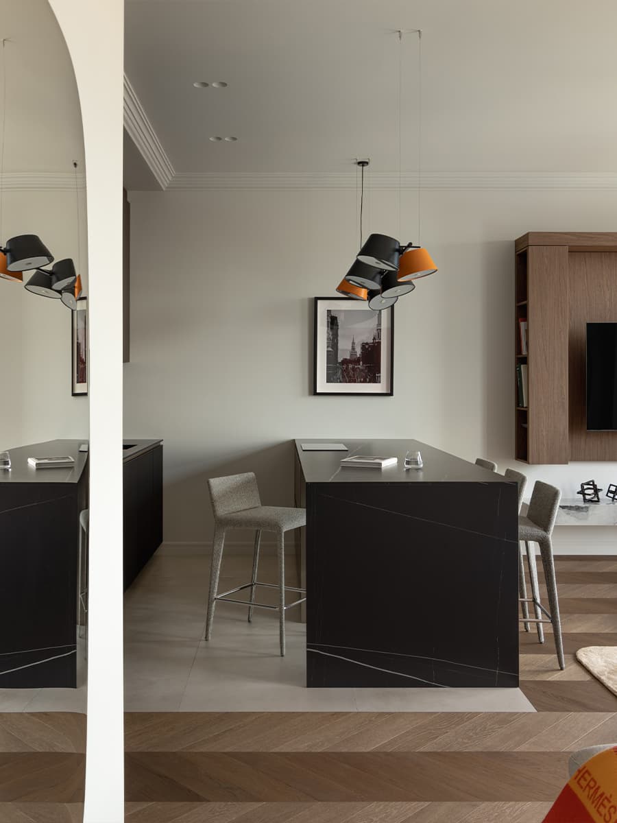 Интерьер отпускной квартиры с акцентами в фирменном оттенке Hermès — проект ADDAtelier