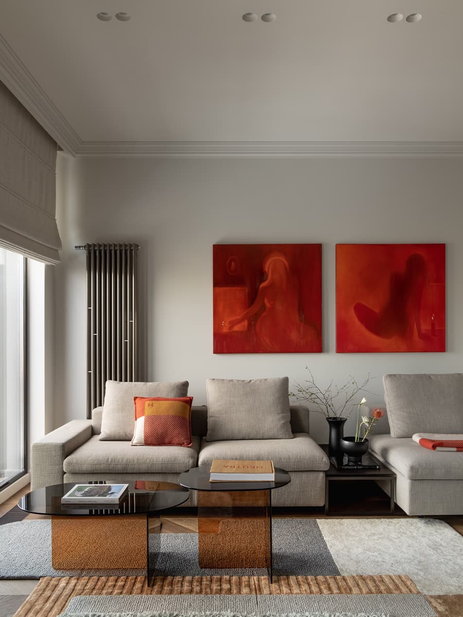 Интерьер отпускной квартиры с акцентами в фирменном оттенке Hermès — проект ADDAtelier