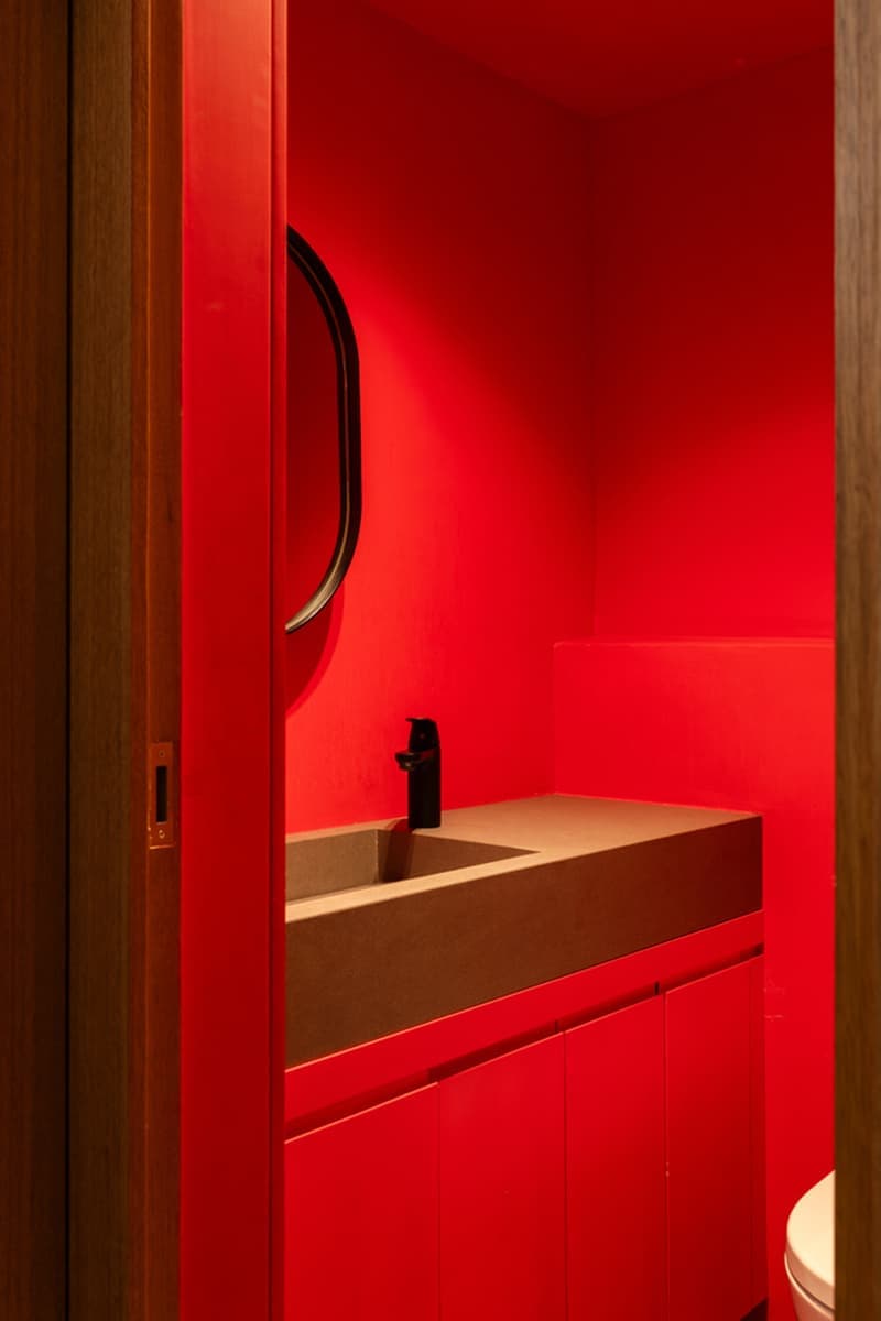 Грубый камень и яркие предметы мебели в интерьере ливанского ресторана — проект Atelier130