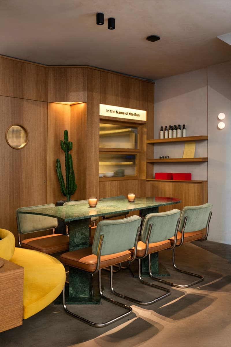 Грубый камень и яркие предметы мебели в интерьере ливанского ресторана — проект Atelier130