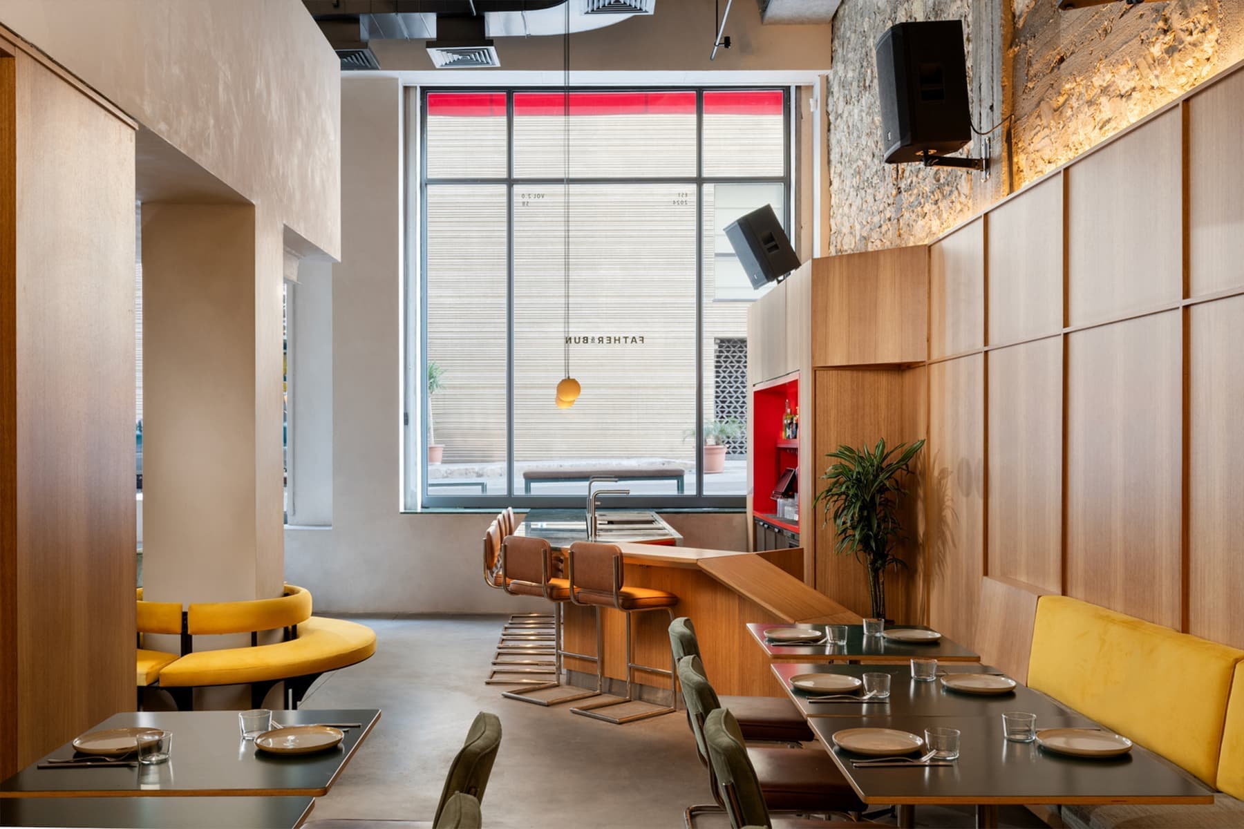 Грубый камень и яркие предметы мебели в интерьере ливанского ресторана — проект Atelier130 w3