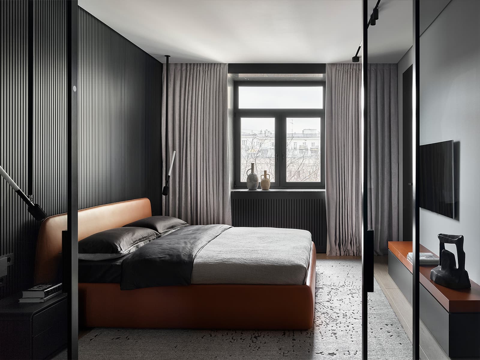 Зеркальные поверхности и спокойные тона в интерьере квартиры для большой семьи — проект Planka Buro