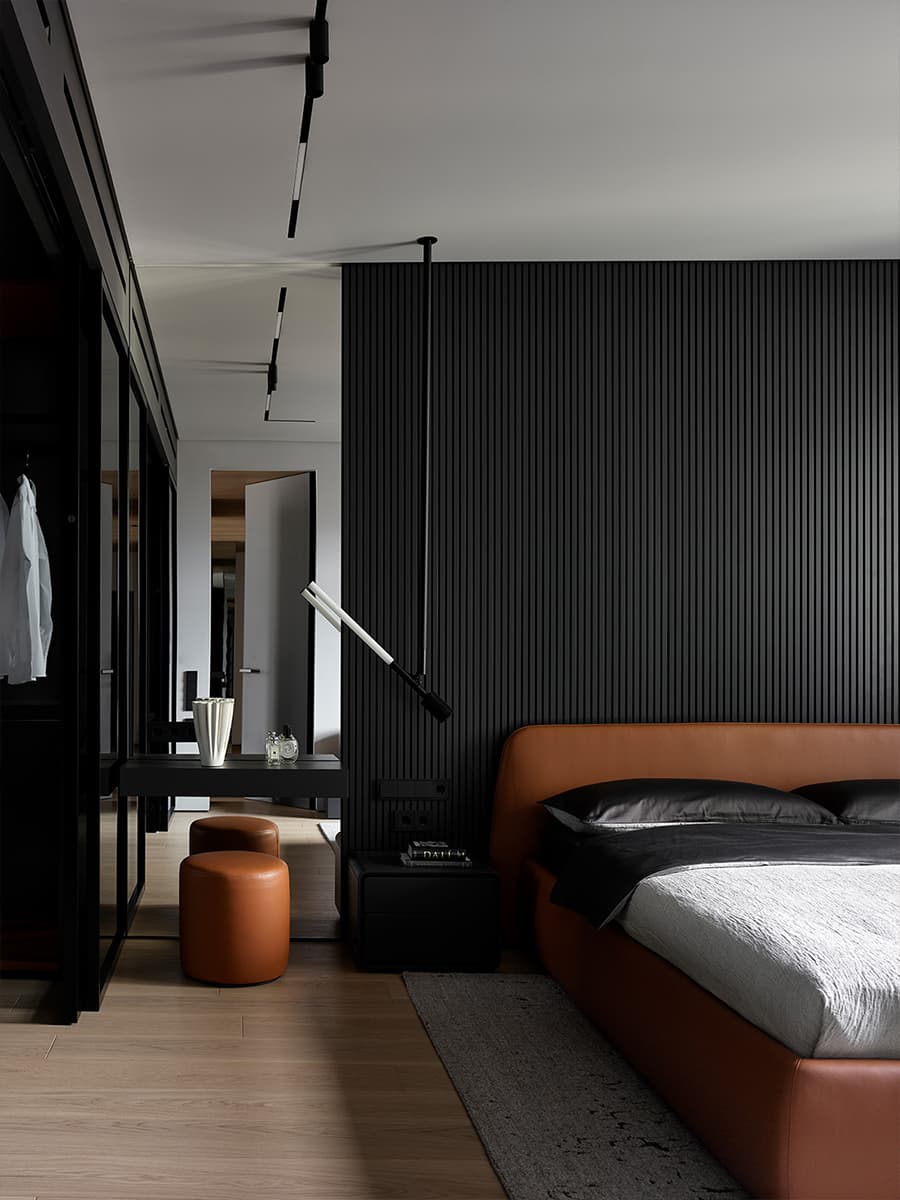 Зеркальные поверхности и спокойные тона в интерьере квартиры для большой семьи — проект Planka Buro