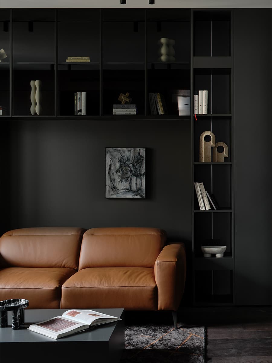 Зеркальные поверхности и спокойные тона в интерьере квартиры для большой семьи — проект Planka Buro