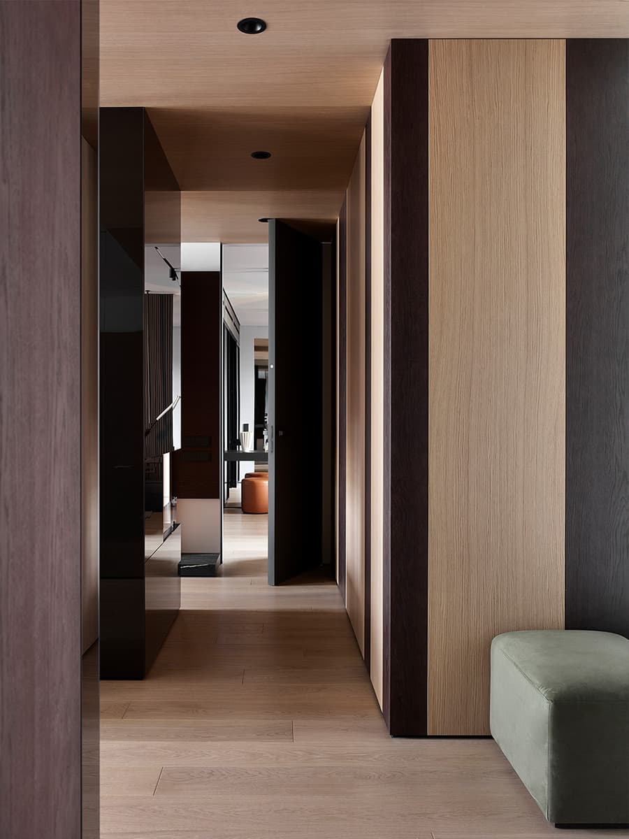 Зеркальные поверхности и спокойные тона в интерьере квартиры для большой семьи — проект Planka Buro