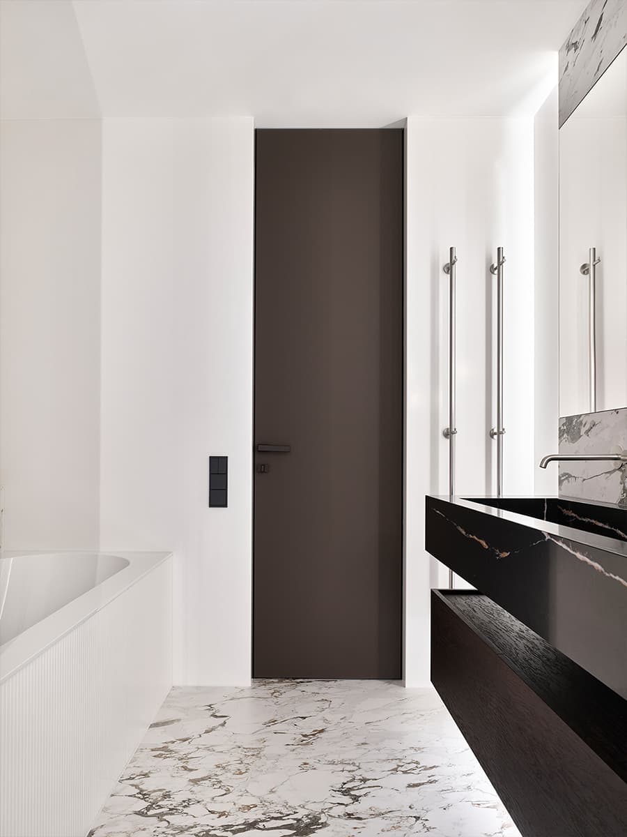 Зеркальные поверхности и спокойные тона в интерьере квартиры для большой семьи — проект Planka Buro