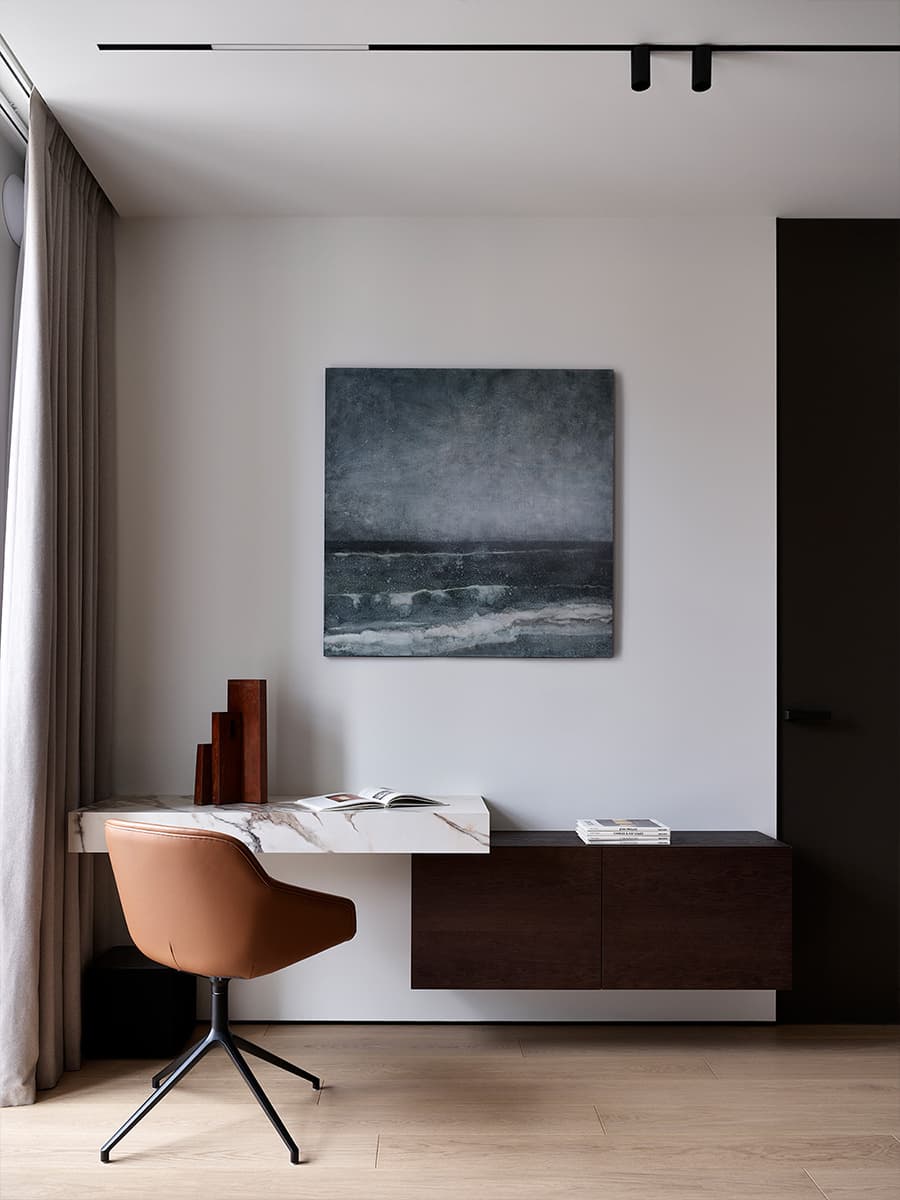 Зеркальные поверхности и спокойные тона в интерьере квартиры для большой семьи — проект Planka Buro