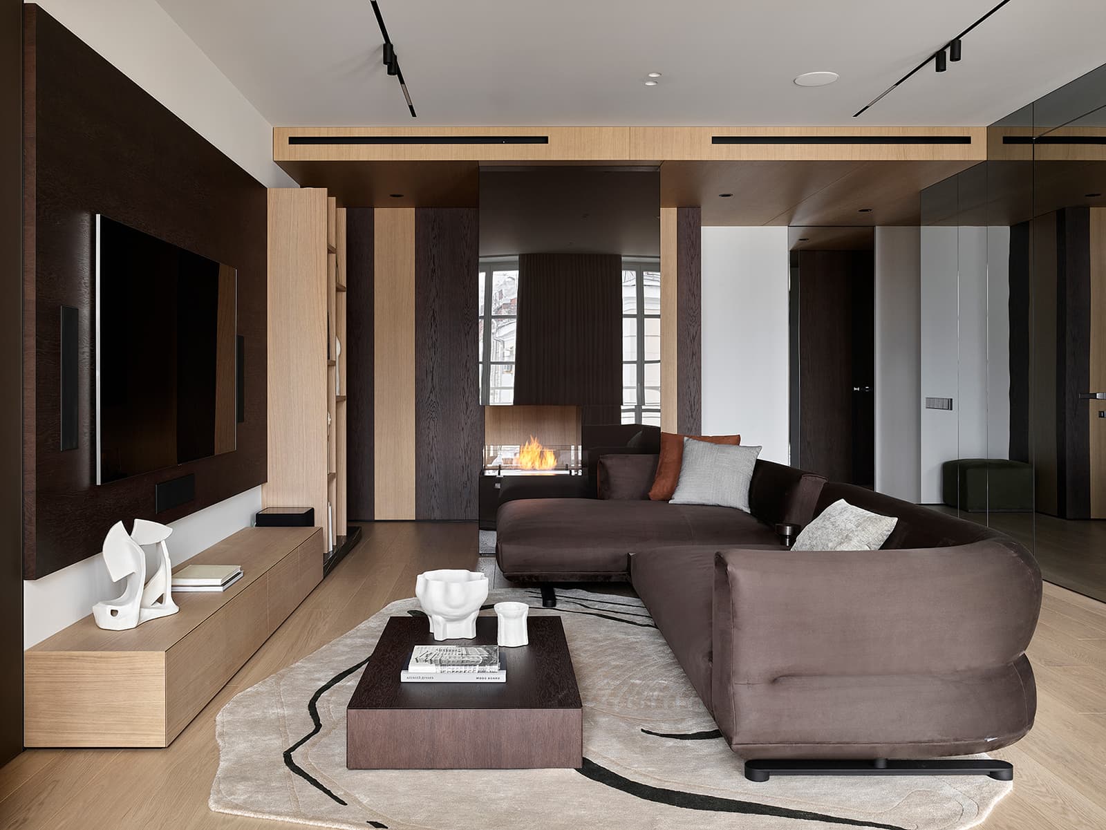 Зеркальные поверхности и спокойные тона в интерьере квартиры для большой семьи — проект Planka Buro