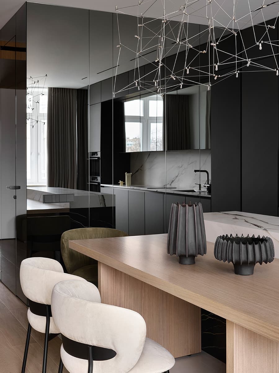 Зеркальные поверхности и спокойные тона в интерьере квартиры для большой семьи — проект Planka Buro