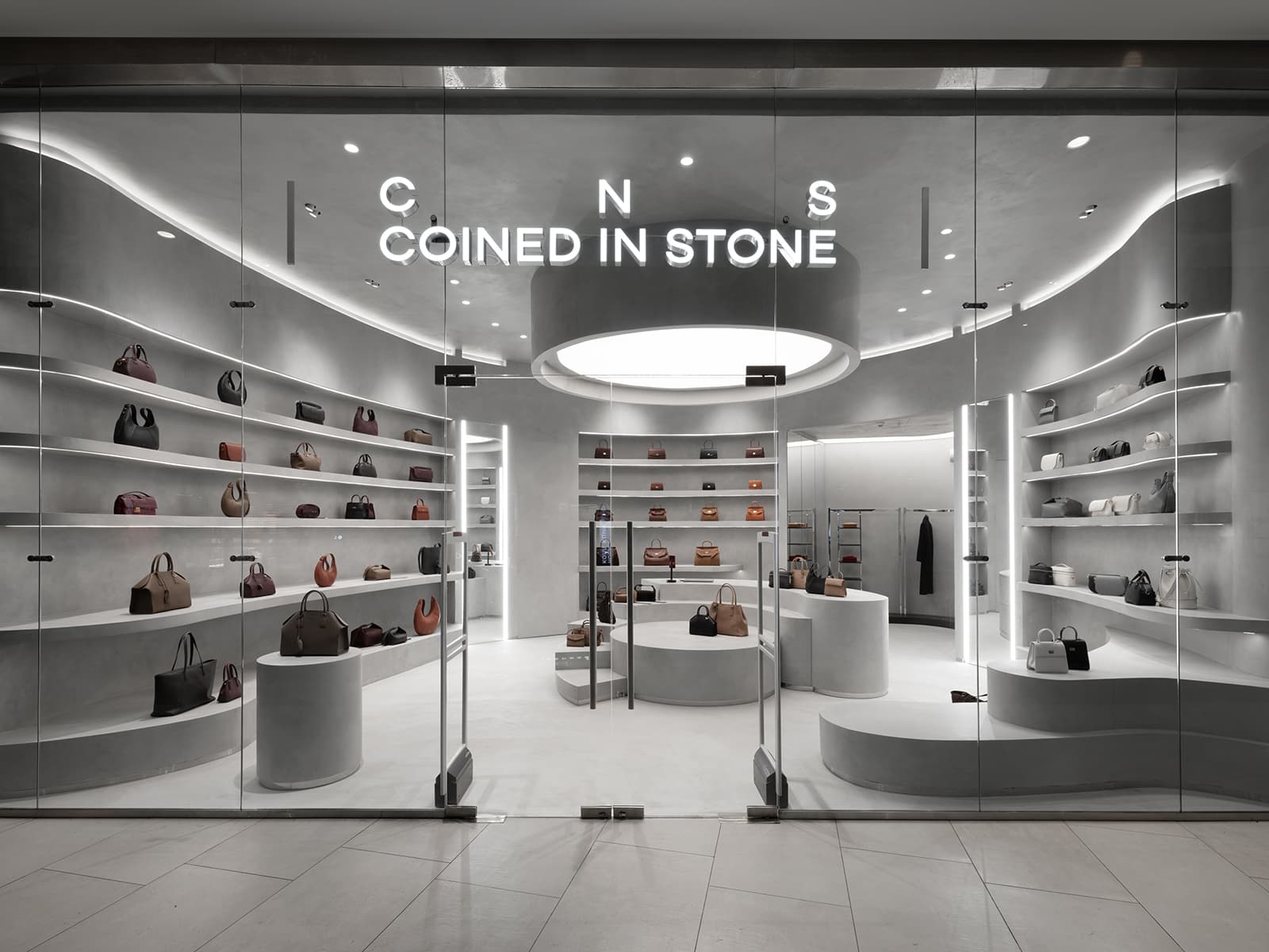 Мономатериал в сдержанном и брутальном интерьере шоурума — проект Александры Бурмистровой