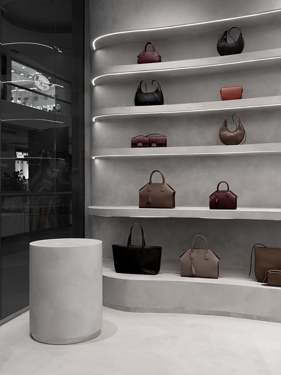 Мономатериал в сдержанном и брутальном интерьере шоурума — проект Александры Бурмистровой