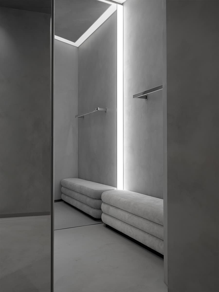 Мономатериал в сдержанном и брутальном интерьере шоурума — проект Александры Бурмистровой