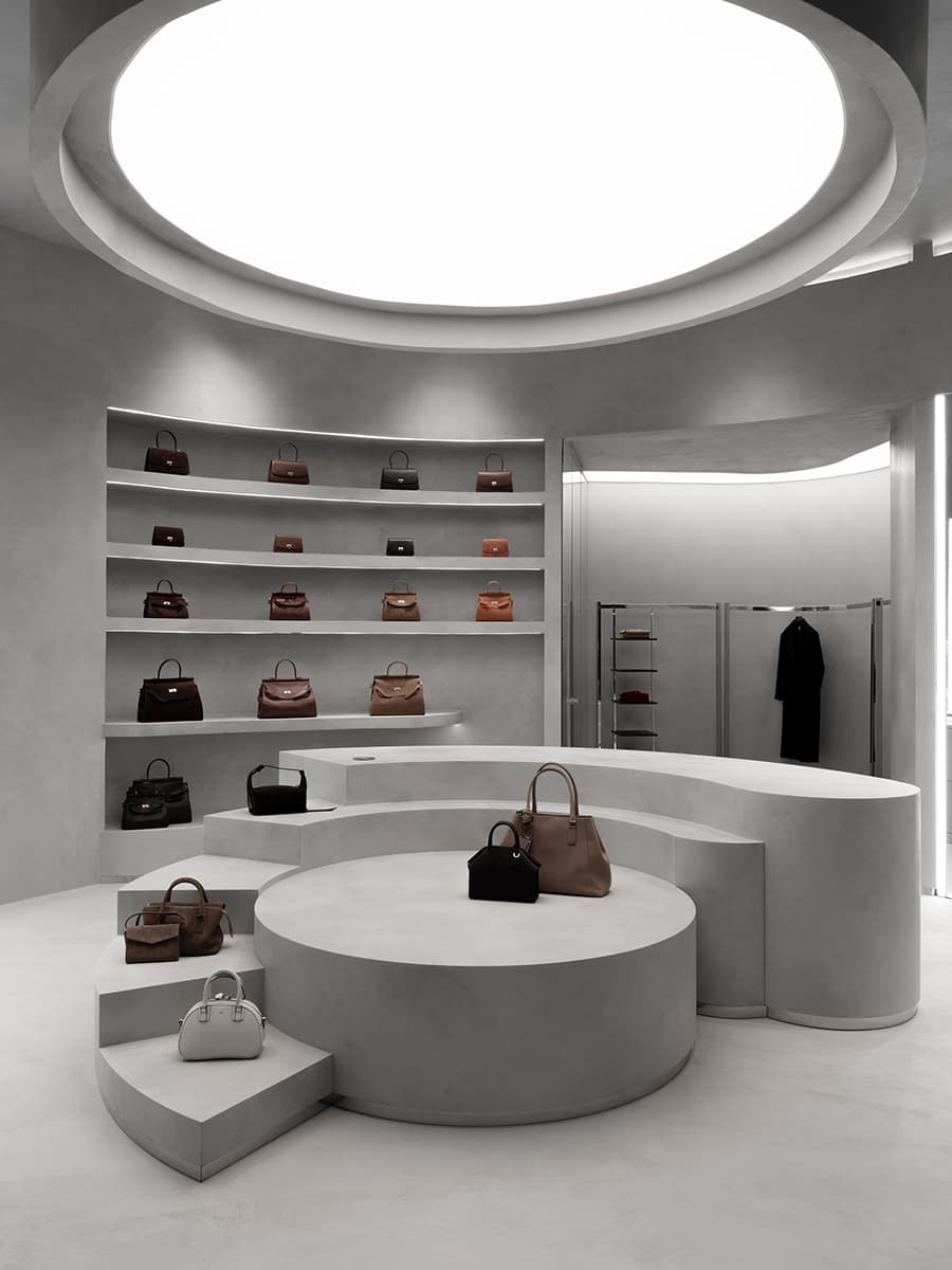 Мономатериал в сдержанном и брутальном интерьере шоурума — проект Александры Бурмистровой