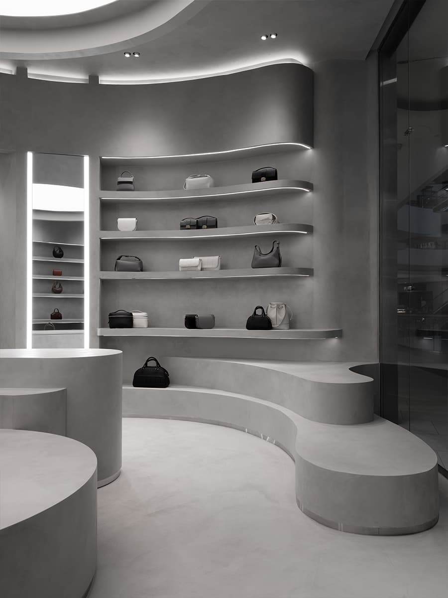 Мономатериал в сдержанном и брутальном интерьере шоурума — проект Александры Бурмистровой