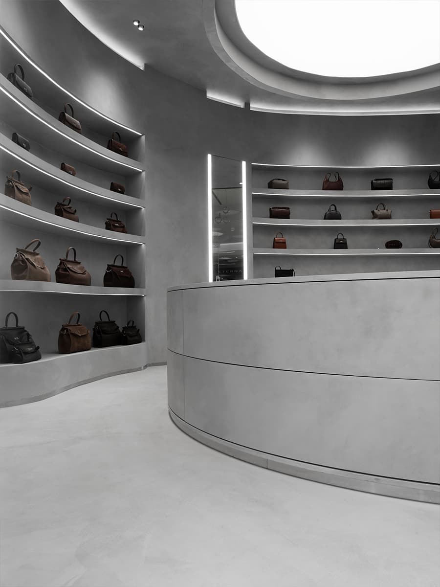 Мономатериал в сдержанном и брутальном интерьере шоурума — проект Александры Бурмистровой