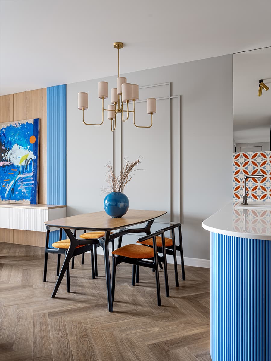 Цветовое зонирование и большая кухня в интерьере квартиры под сдачу в аренду — проект Галины Кобан