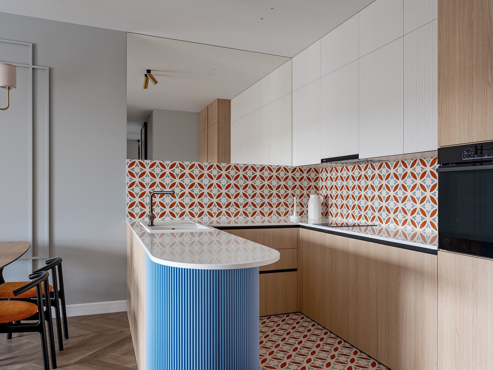 Цветовое зонирование и большая кухня в интерьере квартиры под сдачу в аренду — проект Галины Кобан