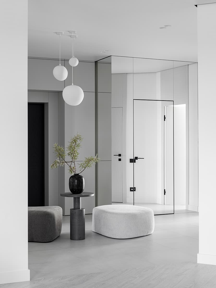 Монохромный интерьер минской квартиры без визуального шума — проект Анны Романчик