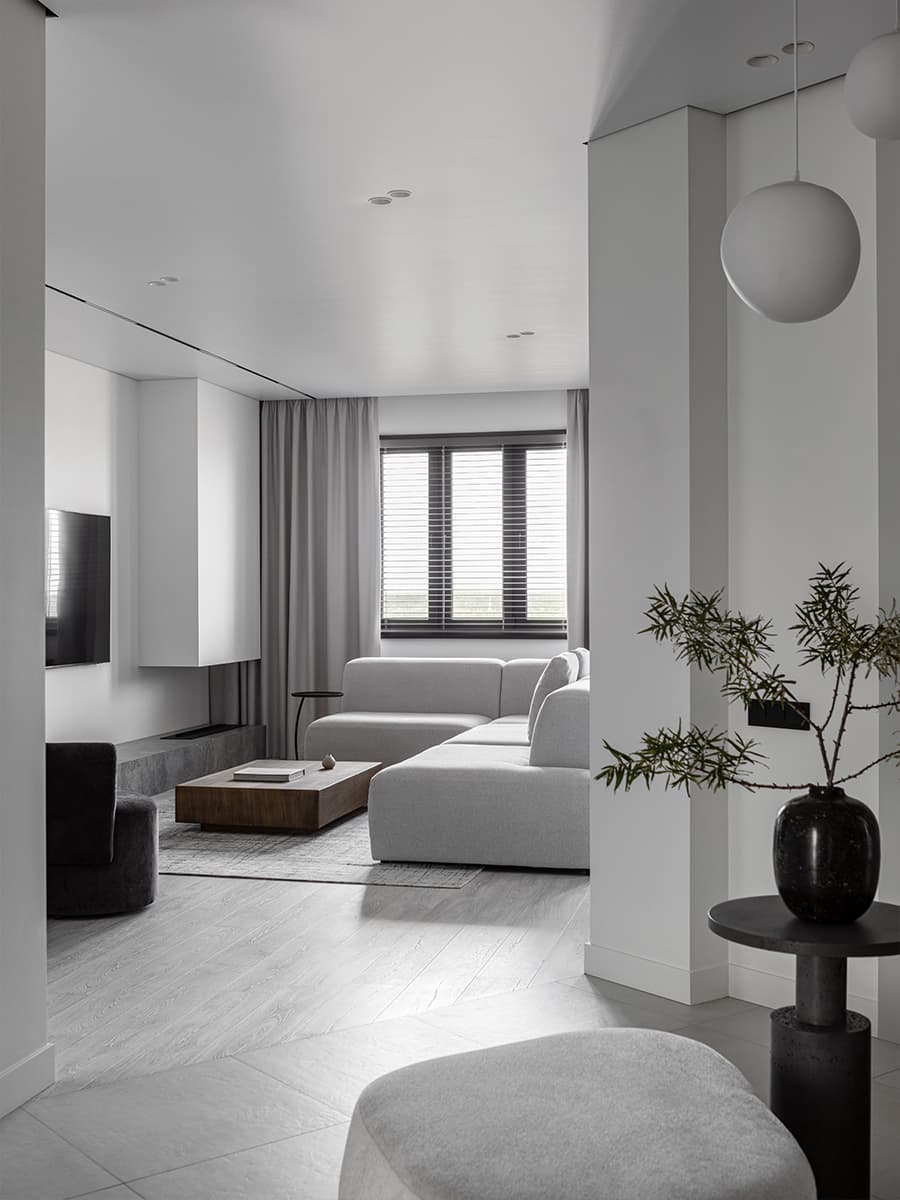 Монохромный интерьер минской квартиры без визуального шума — проект Анны Романчик