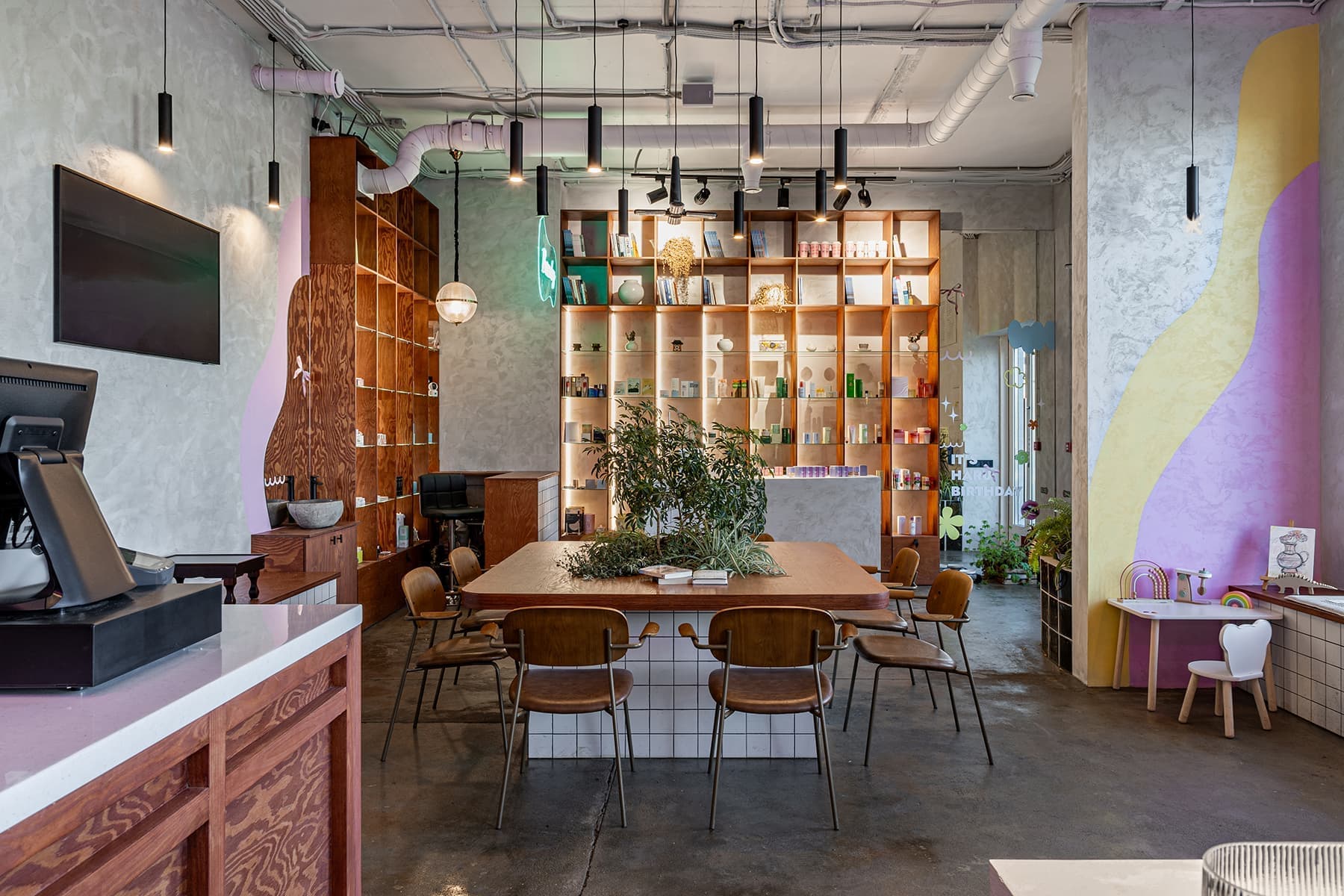 Аккуратные отсылки к культуре Кореи в интерьере маленького кафе — проект студии DD Architects