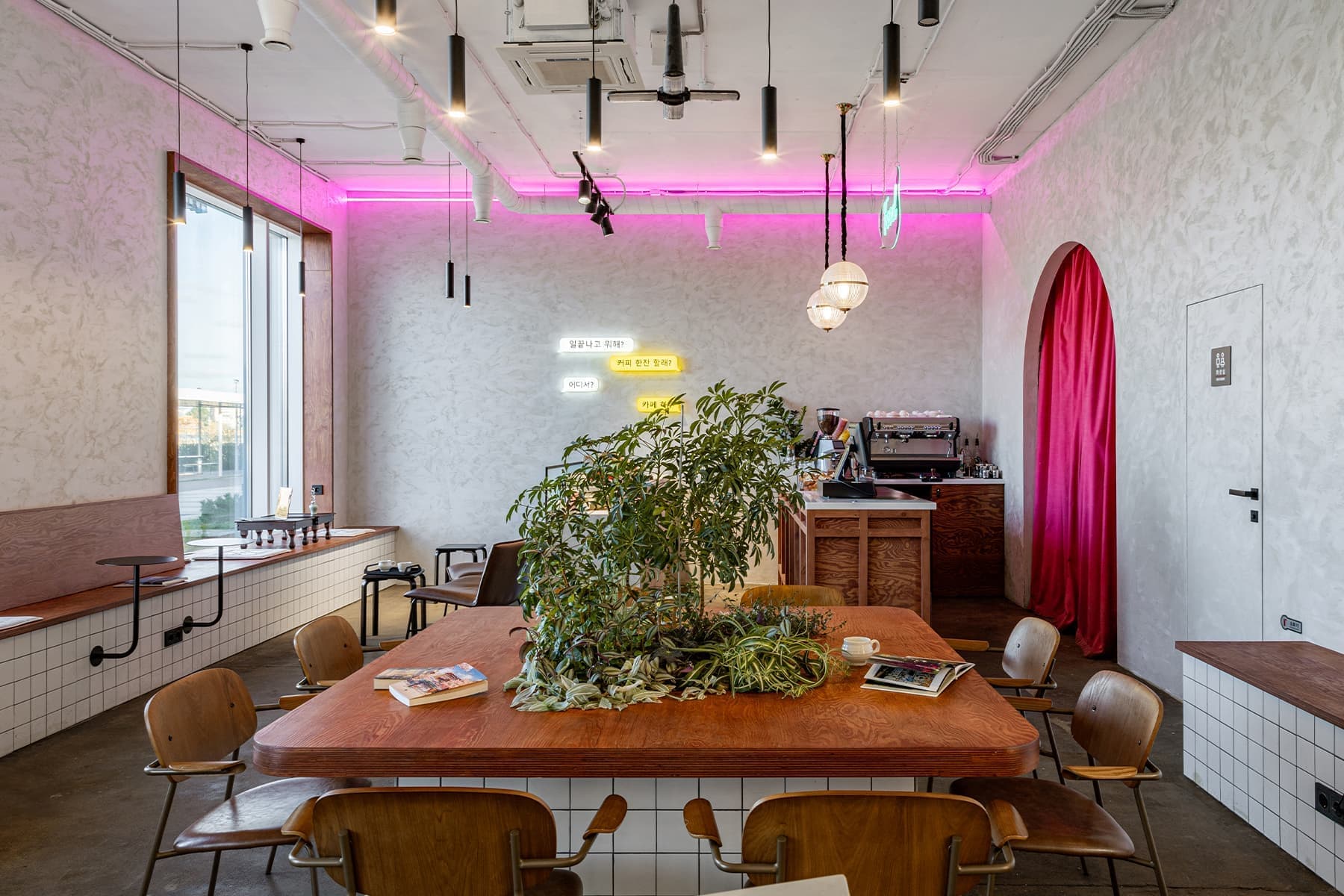 Аккуратные отсылки к культуре Кореи в интерьере маленького кафе — проект студии DD Architects