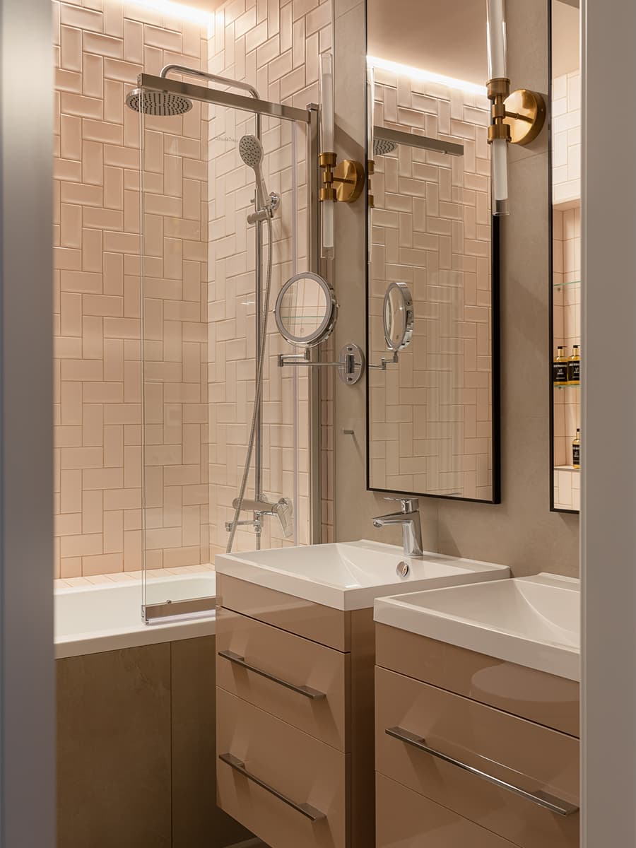 Диалог двух супругов в красочном интерьере квартиры — проект Полины Караванской