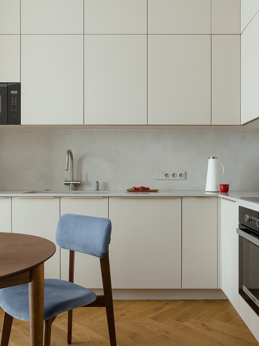 Диалог двух супругов в красочном интерьере квартиры — проект Полины Караванской