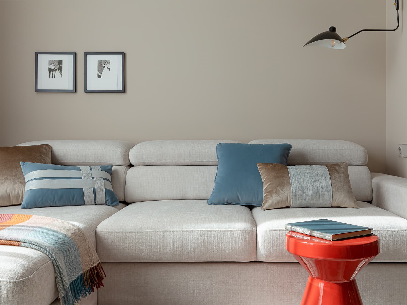 Диалог двух супругов в красочном интерьере квартиры — проект Полины Караванской