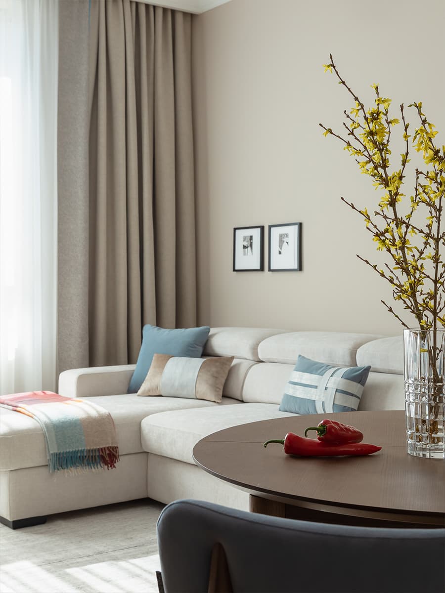 Диалог двух супругов в красочном интерьере квартиры — проект Полины Караванской