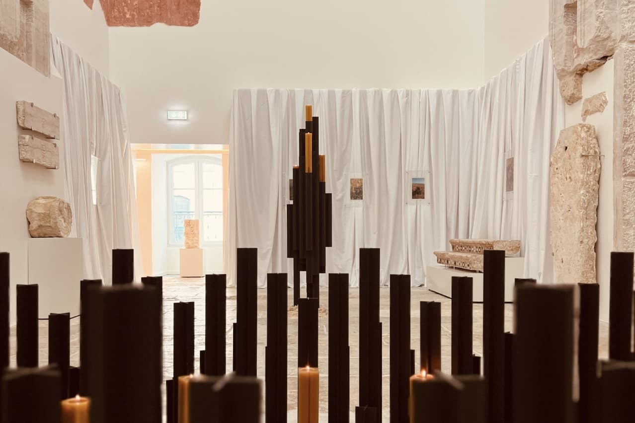 Студия AB+AC Architects создала подсвечники-тотемы Студия AB+AC Architects создала подсвечники-тотемы