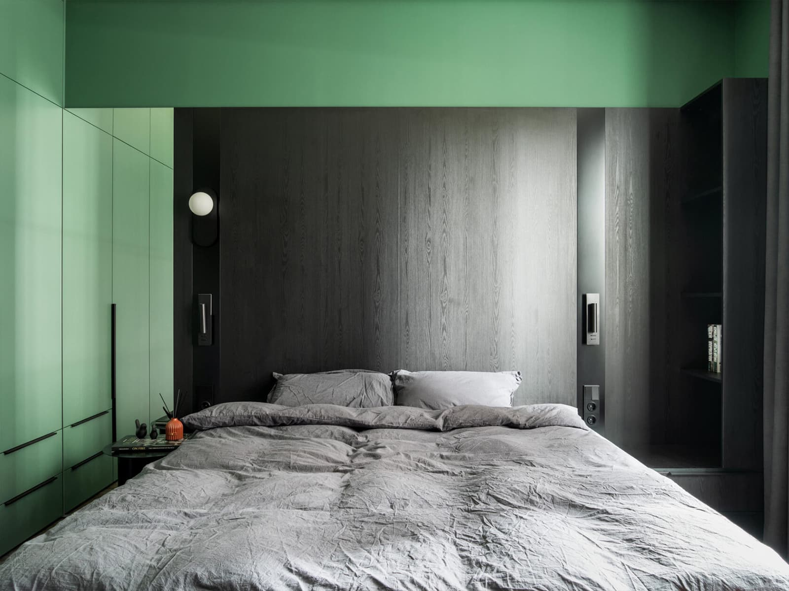 Серые и изумрудные оттенки в интерьере квартиры для пары — проект Артема Алексеева