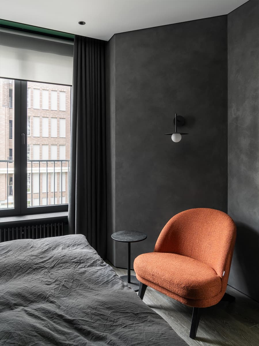 Серые и изумрудные оттенки в интерьере квартиры для пары — проект Артема Алексеева