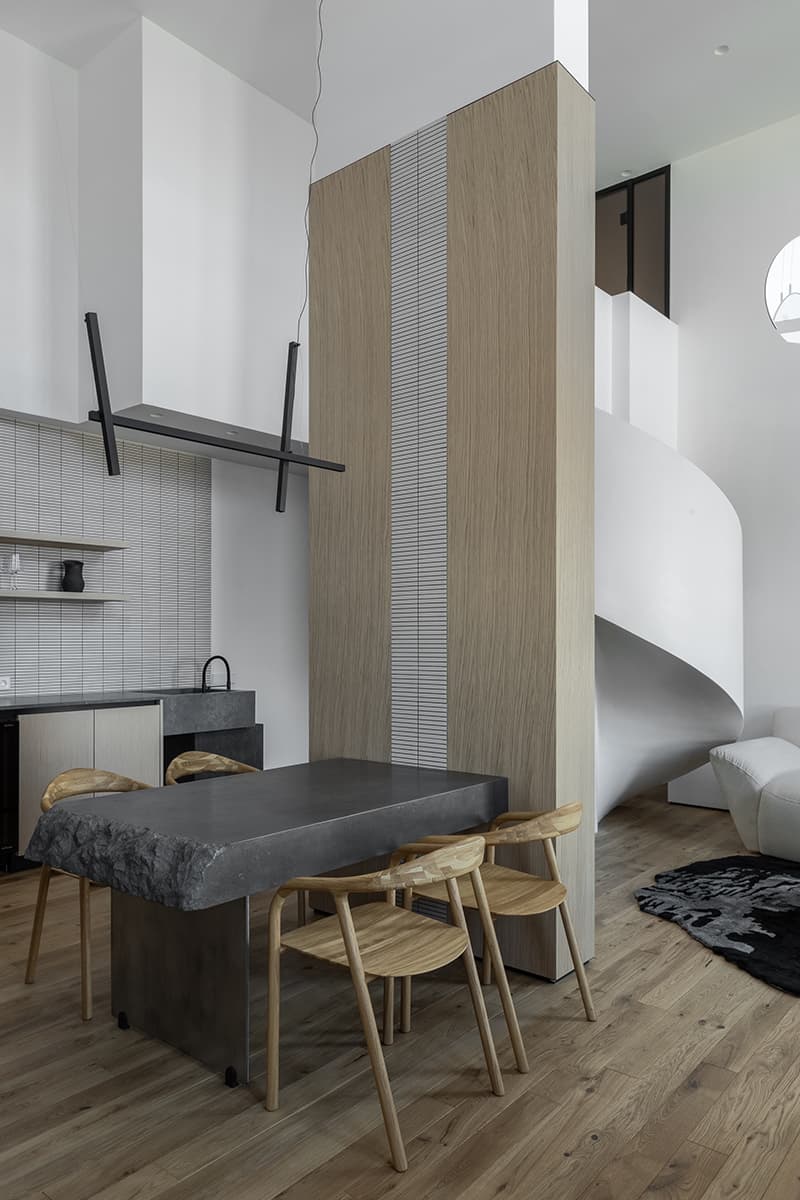 Винтовая лестница и оригинальный мастер-блок в двухуровневой квартире — проект студии Ego Design