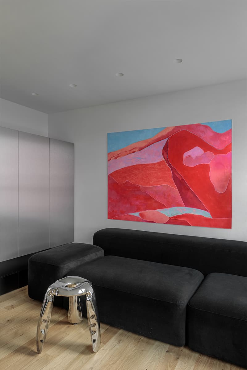 Винтовая лестница и оригинальный мастер-блок в двухуровневой квартире — проект студии Ego Design