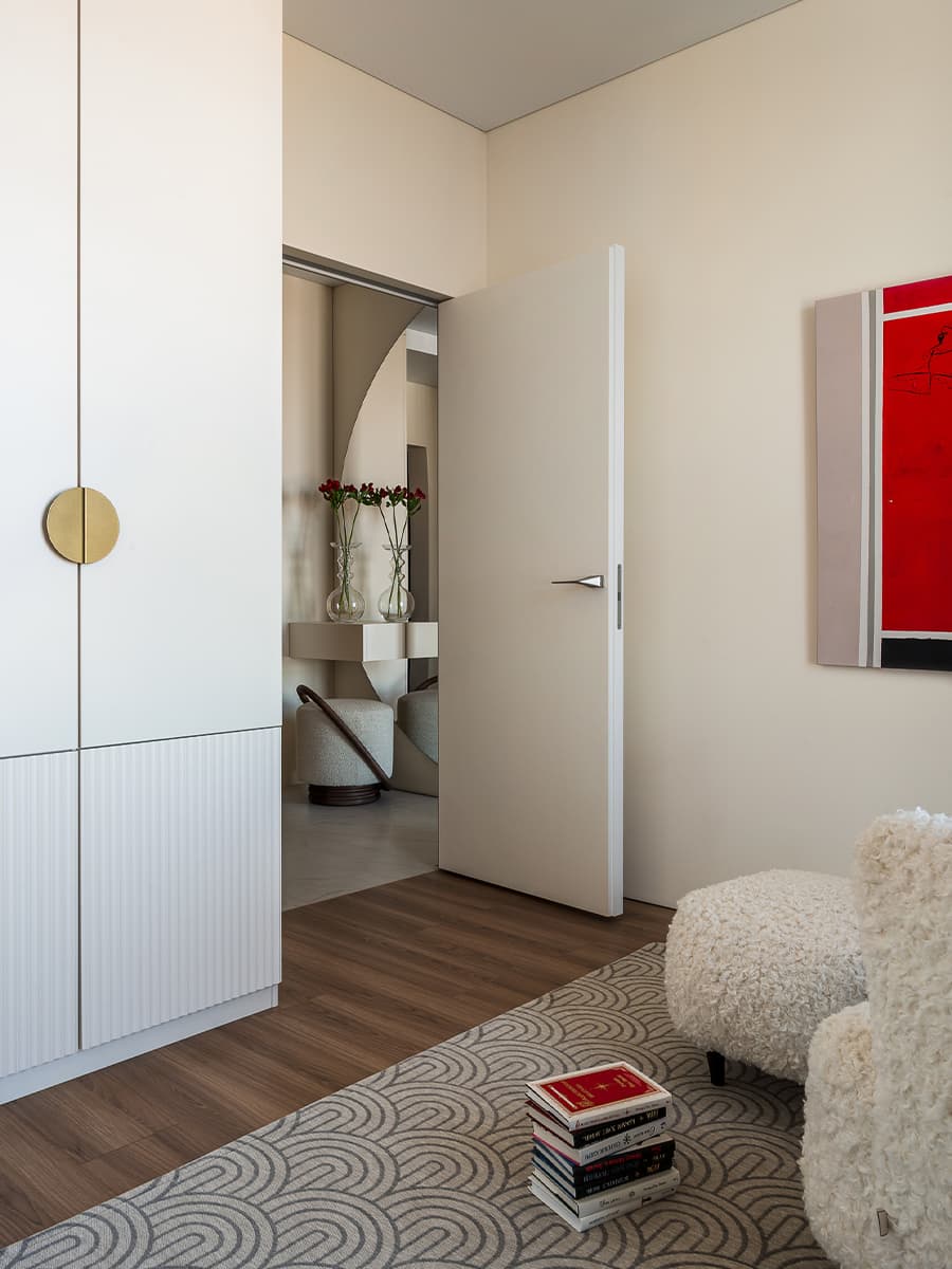 Карамельные оттенки в интерьере квартиры с акцентными полотнами — проект Дарьи Марченко