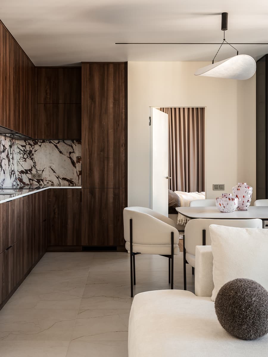 Карамельные оттенки в интерьере квартиры с акцентными полотнами — проект Дарьи Марченко