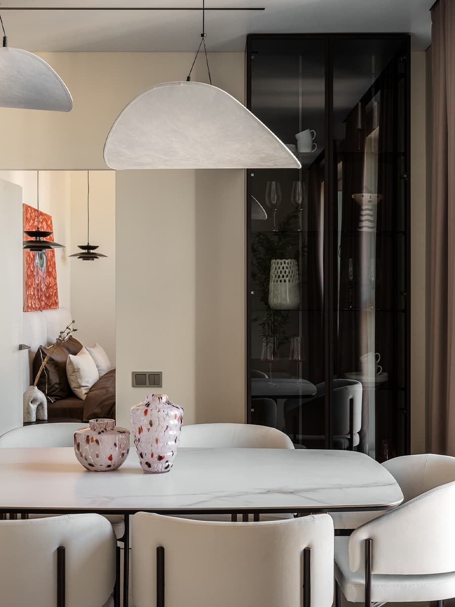 Карамельные оттенки в интерьере квартиры с акцентными полотнами — проект Дарьи Марченко