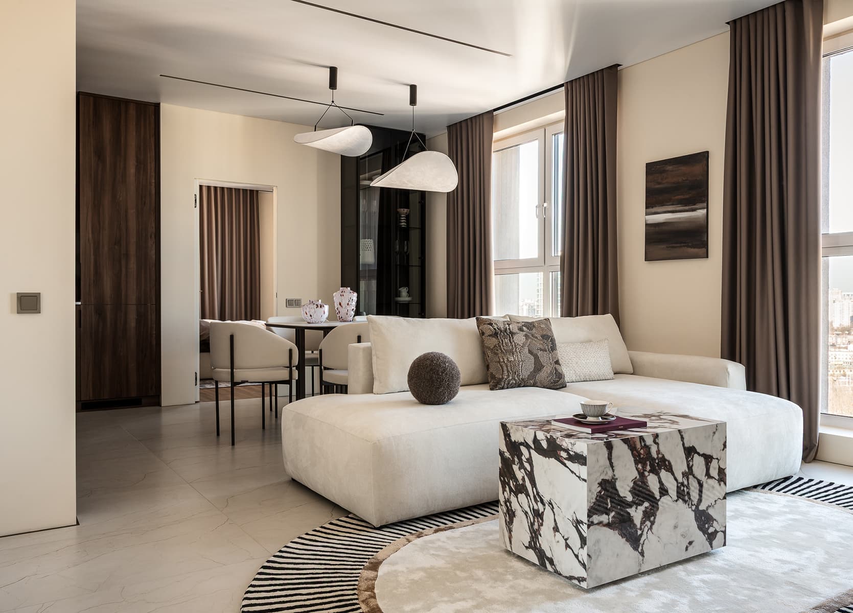 Карамельные оттенки в интерьере квартиры с акцентными полотнами — проект Дарьи Марченко