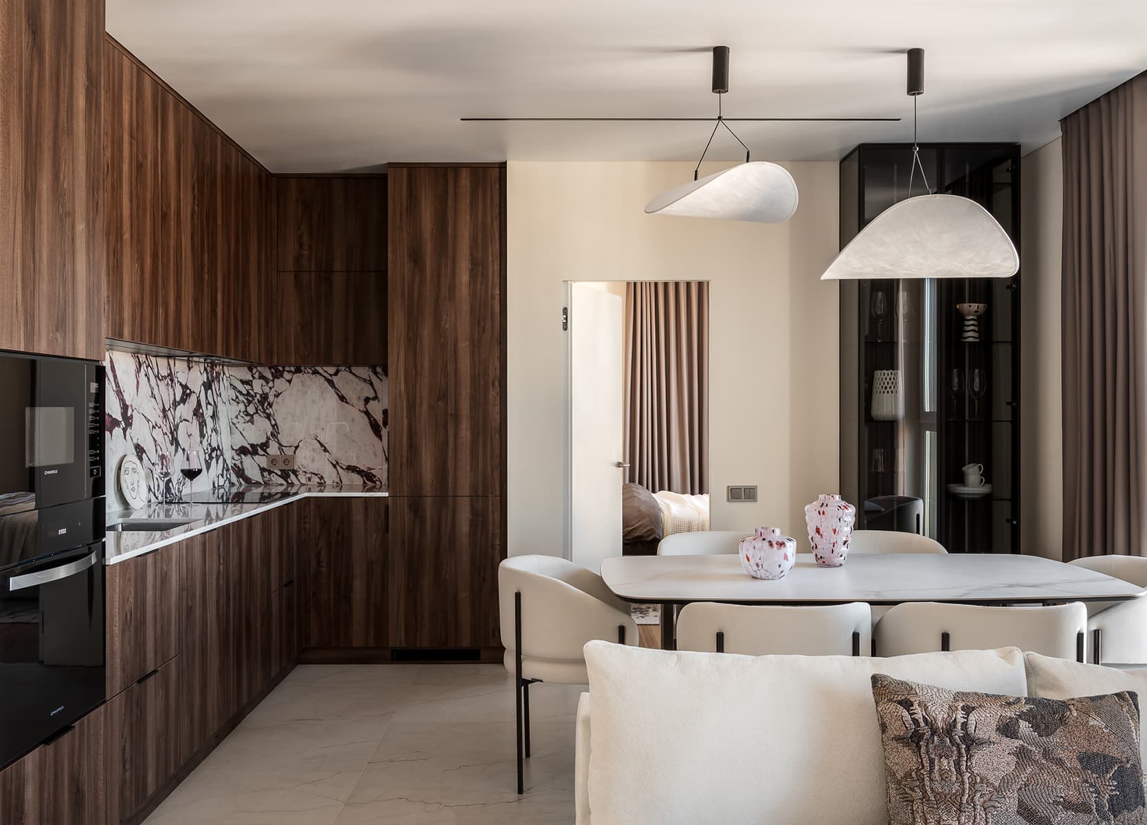 Карамельные оттенки в интерьере квартиры с акцентными полотнами — проект Дарьи Марченко