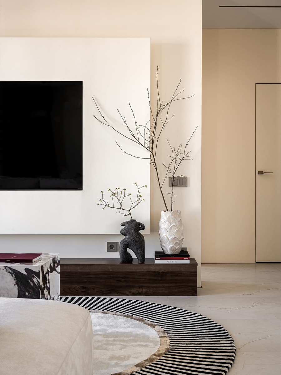 Карамельные оттенки в интерьере квартиры с акцентными полотнами — проект Дарьи Марченко