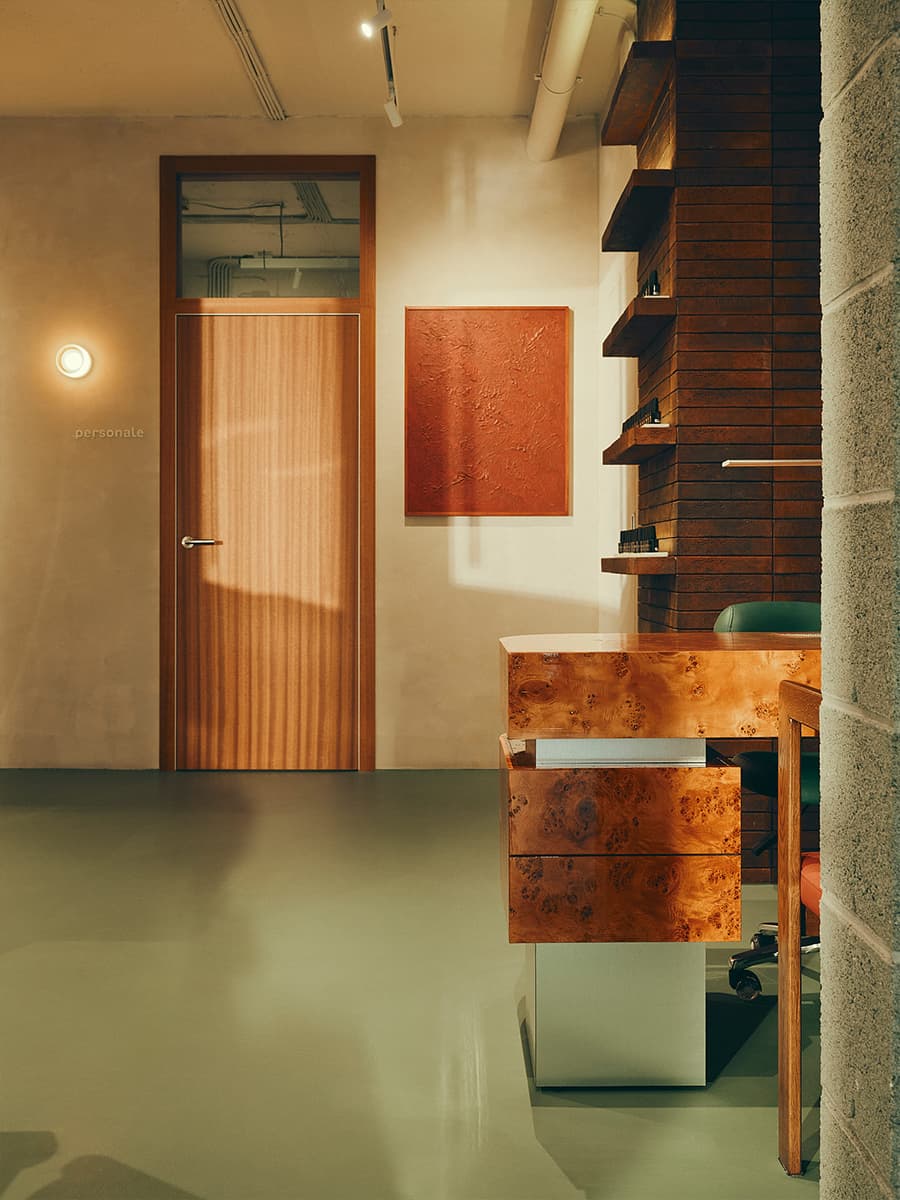 Контрастный микс материалов в интерьере салона красоты — проект Екатерина Рыбалко