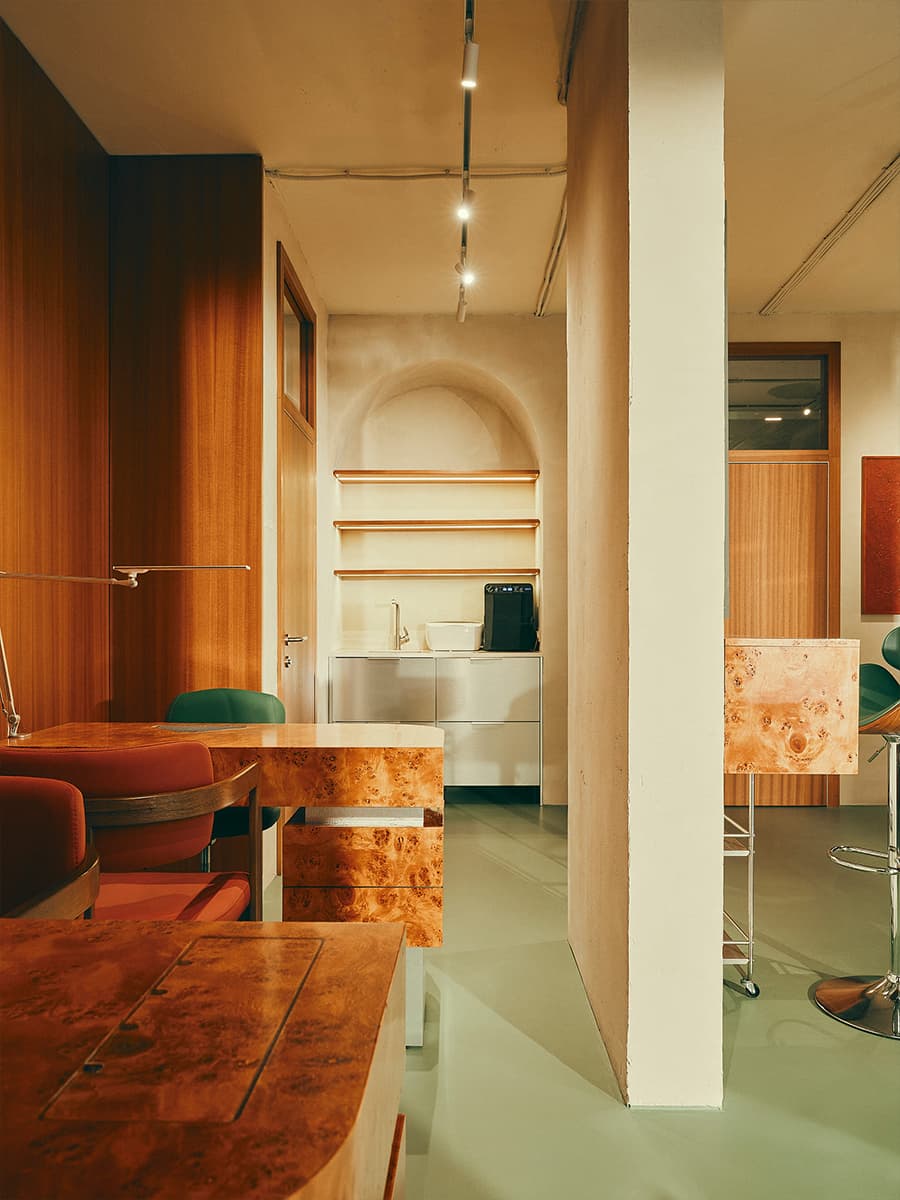 Контрастный микс материалов в интерьере салона красоты — проект Екатерина Рыбалко