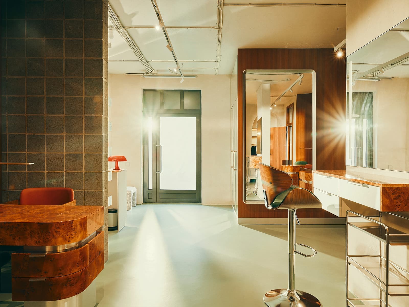 Контрастный микс материалов в интерьере салона красоты — проект Екатерина Рыбалко w3